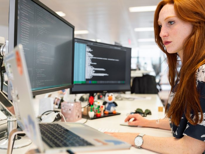 woman-coding-on-computer-3861958